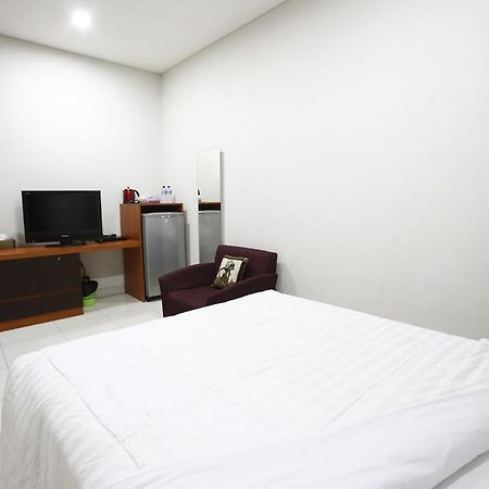 Reddoorz @ Menteng Giacarta Esterno foto